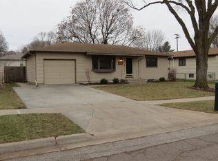 7911 Maplewood Dr, Lincoln, NE 68510