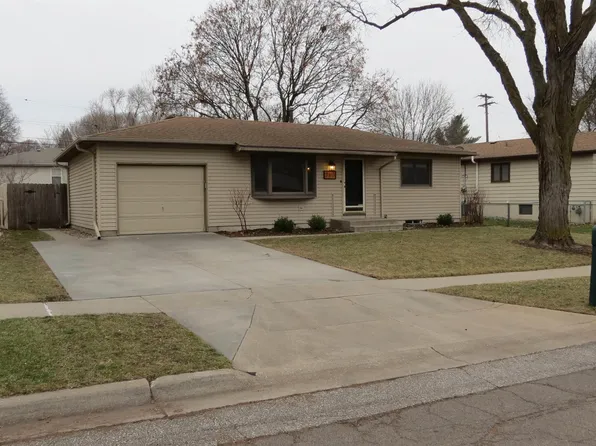 7911 Maplewood Dr, Lincoln, NE 68510
