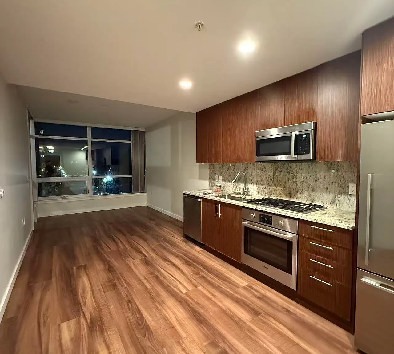 1 bed, 588 sqft, $2,100 — Photo 2