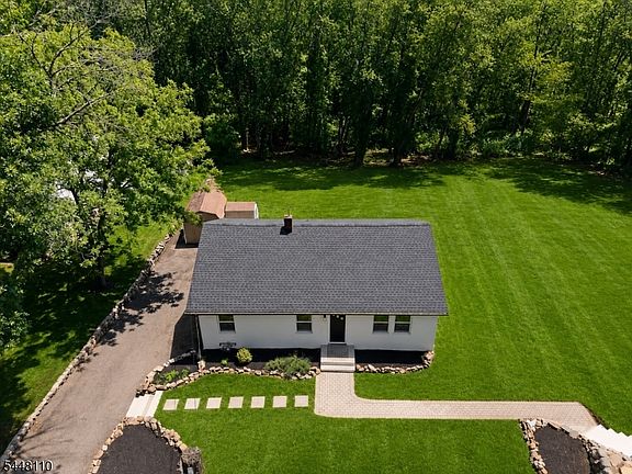 2nd image of 74 Hook Mountain Rd