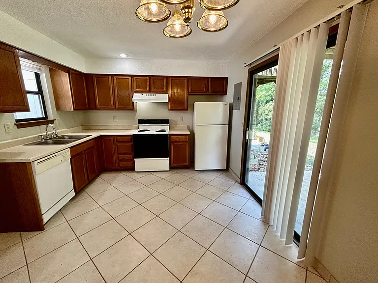 1028 NE Lindsay Ave #D — Photo 3