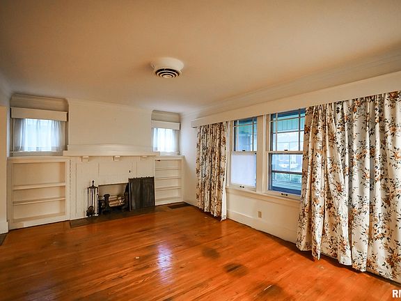 5th image of 706 W Eleanor Pl