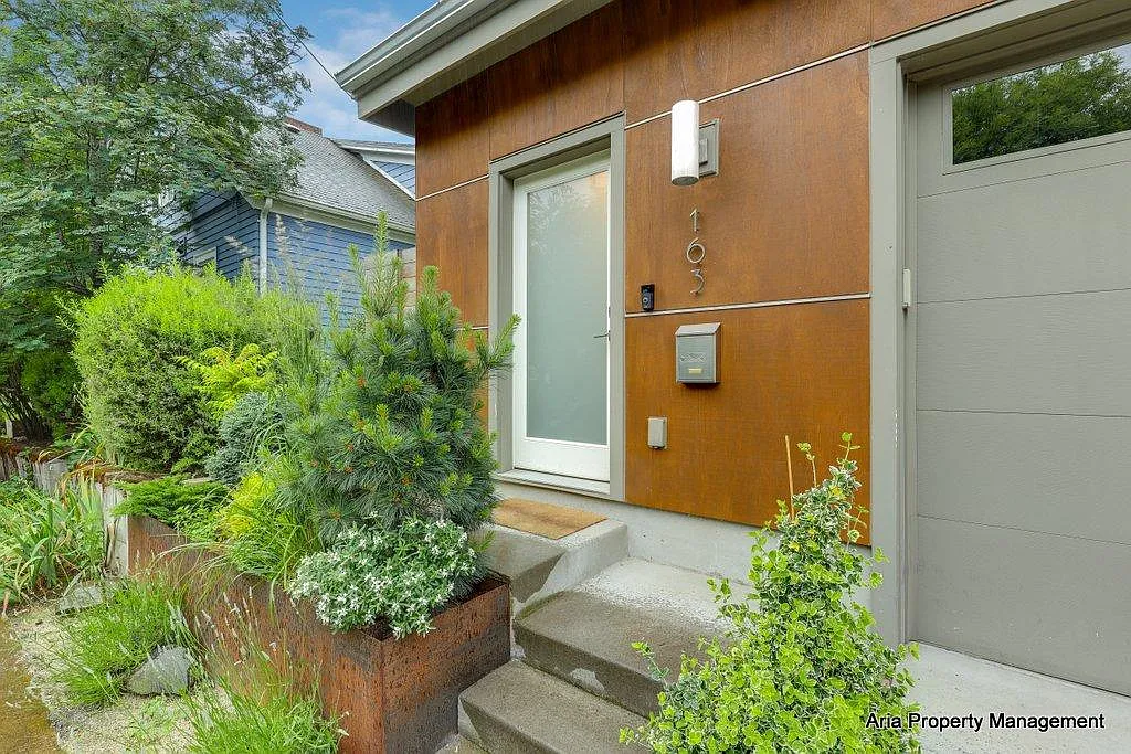 163 SE 13th Ave — Photo 2