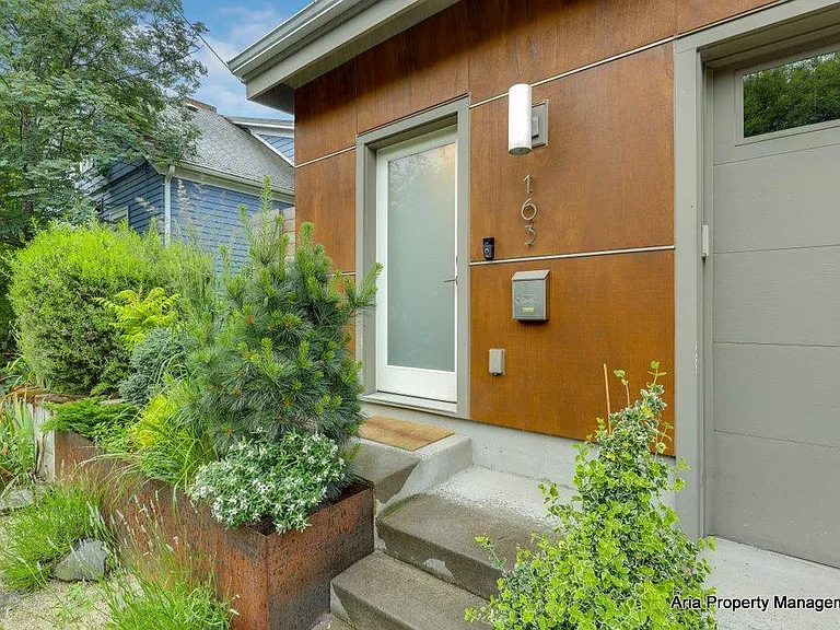 163 SE 13th Ave — Photo 2