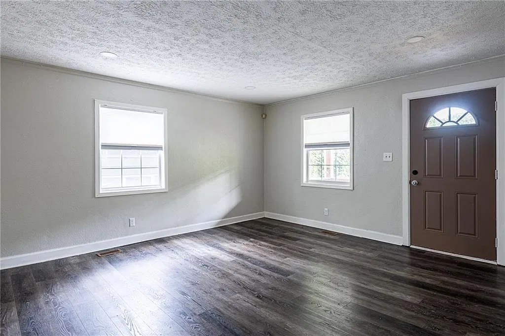 2 bed, 1.0 bath, 2128 sqft, $1,400 — Photo 2