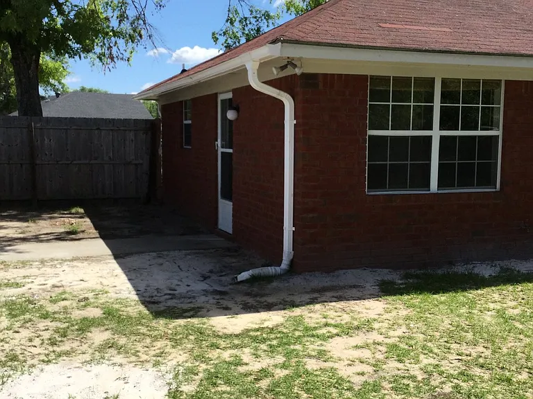 2528 Cove St — Photo 3