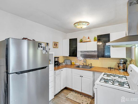 5th image of 38 Susan Ln
