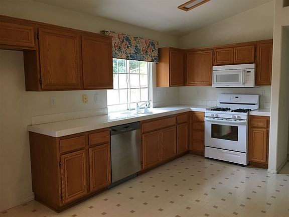 4th image of 229 Silvercreek Dr