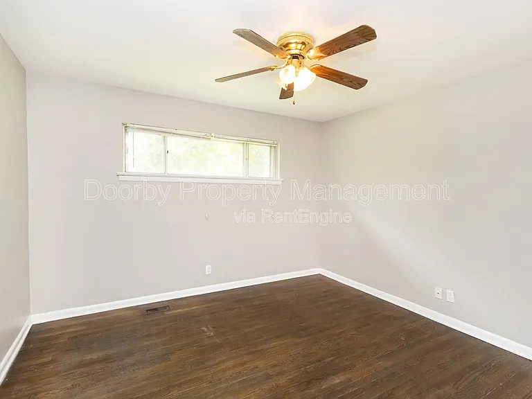 1127 Clermont Dr — Photo 16