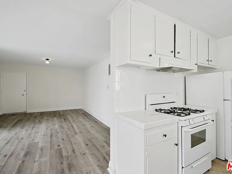 7540 Hampton Ave #206 — Photo 5