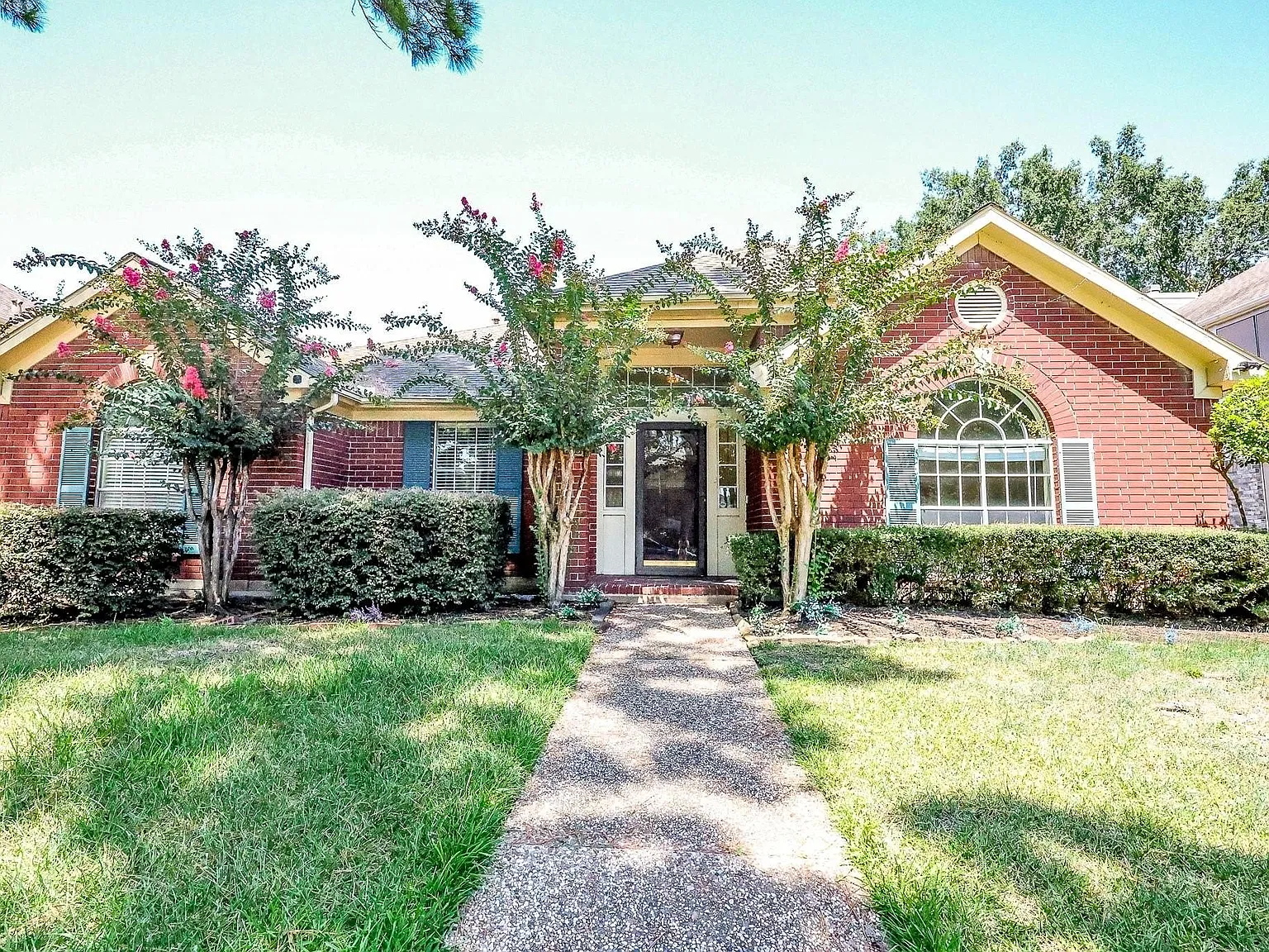 4 bed, 2.0 bath, 2524 sqft, $2,200 — Photo 2