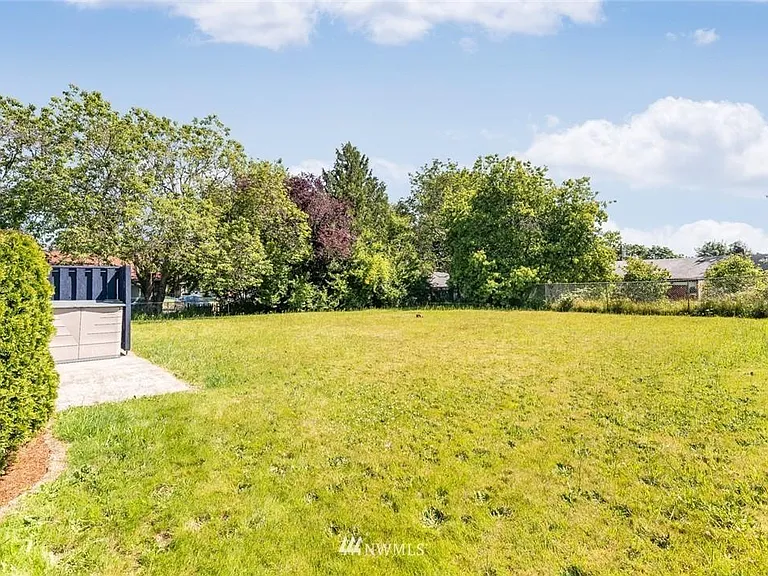 1744 N Rainier Ave — Photo 23