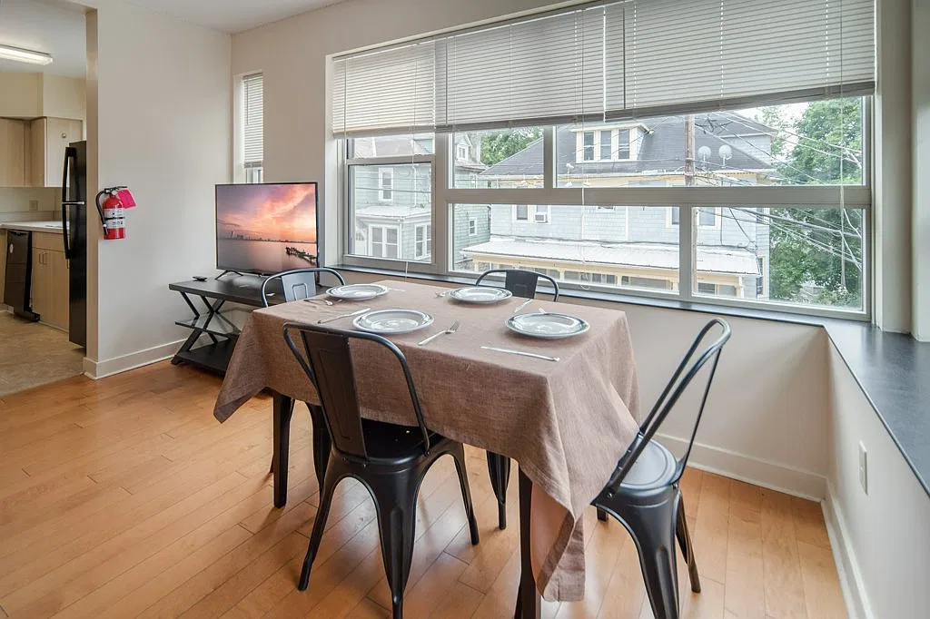 6 bed, 1500 sqft, $1,425 — Photo 3