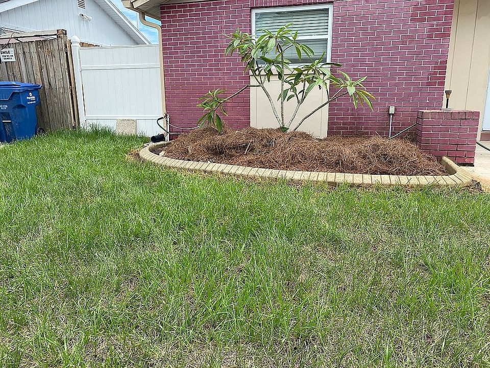 View of front yard/garden