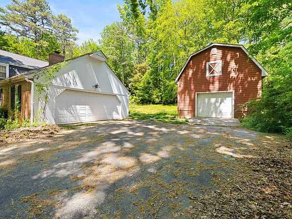 5th image of 319 Brookside Dr