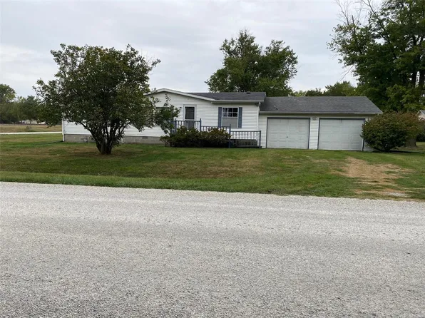 417 E Allen Ave, Witt, IL 62094