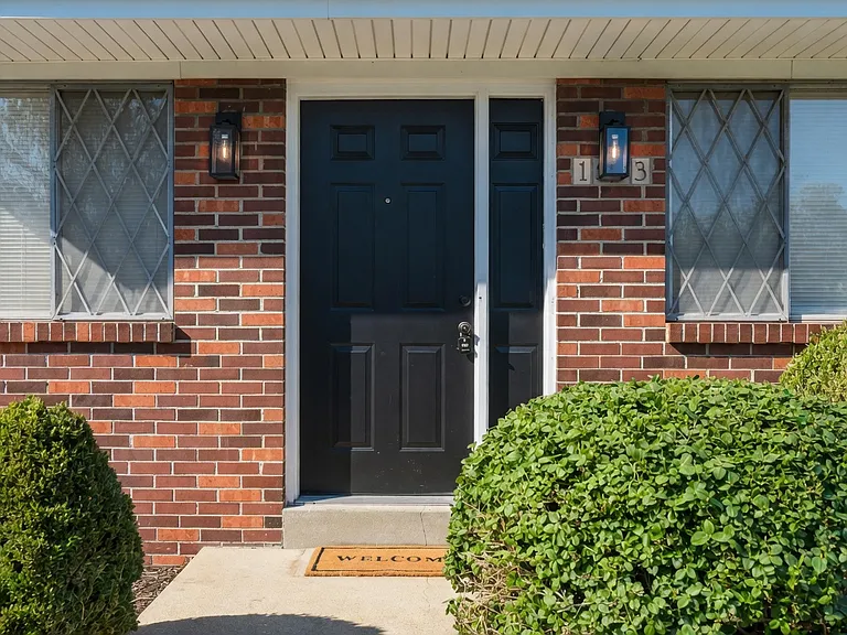 1553 Cove Ln — Photo 4