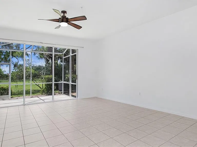 880 Hampton Cir — Photo 12