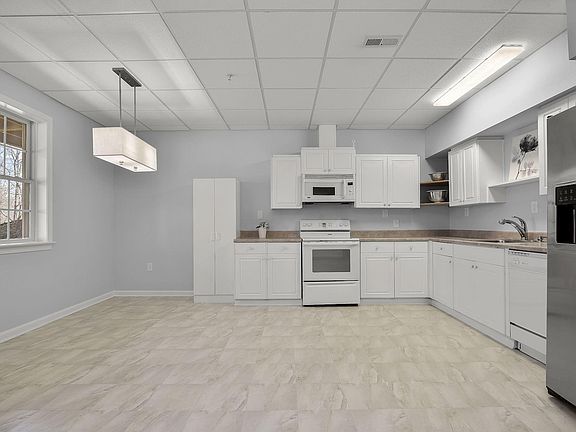 Kitchen with all appliances and breakfast/dining area