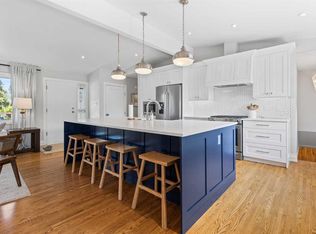 27 N Gordon Dr SW, Calgary, AB T3E 5A6