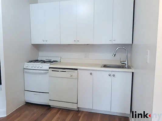 Rented by Link NY Realty | media 3