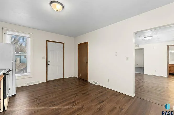 1409 E Nye St — Photo 4