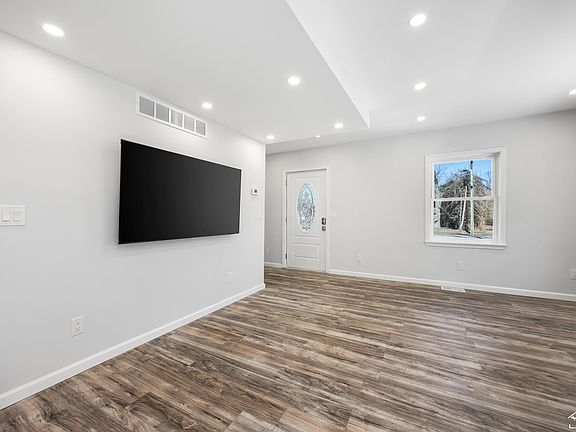 4th image of 533 Center St