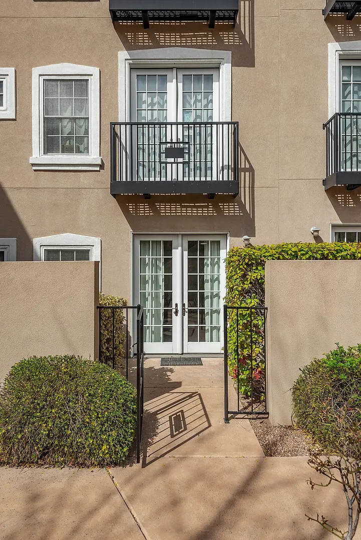 Luxury Townhome with Flexible 2-3 Bedroom Layout | Gated Community | Refrigerated Air | Mountain ... — Photo 2