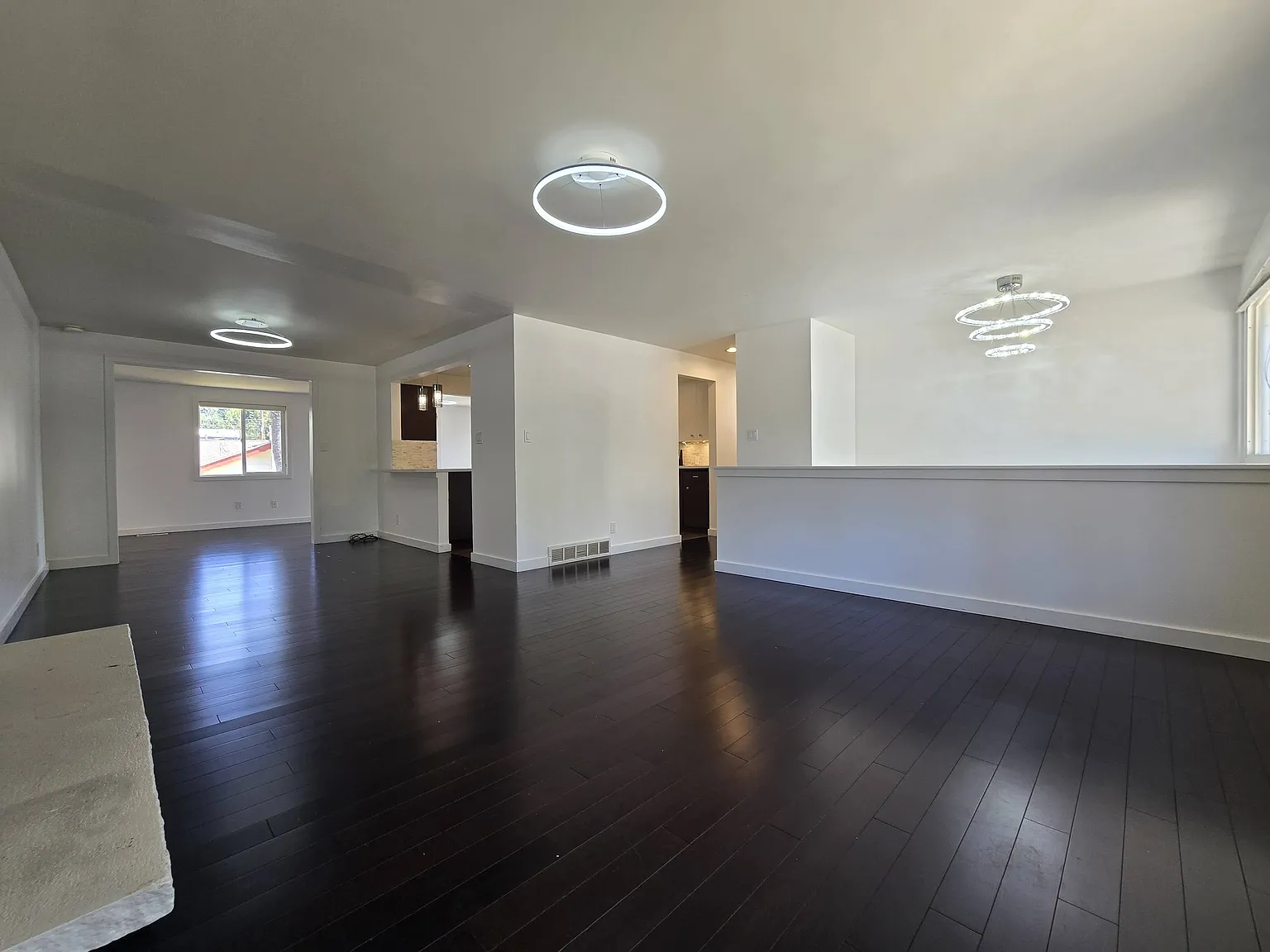 4 bed, 3.0 bath, 2400 sqft, $4,800 — Photo 3