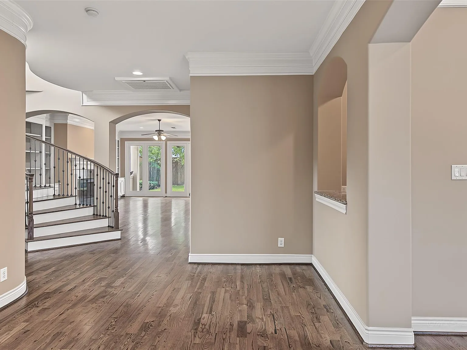 4 bed, 3.5 bath, 3789 sqft, $5,300 — Photo 3