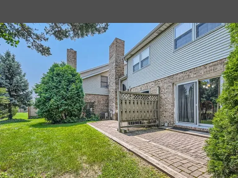 405 S Wenbriar Sq — Photo 2