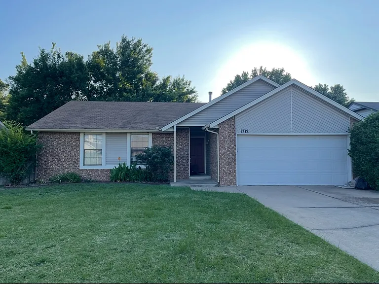 1712 N Aster Ave — Photo 1