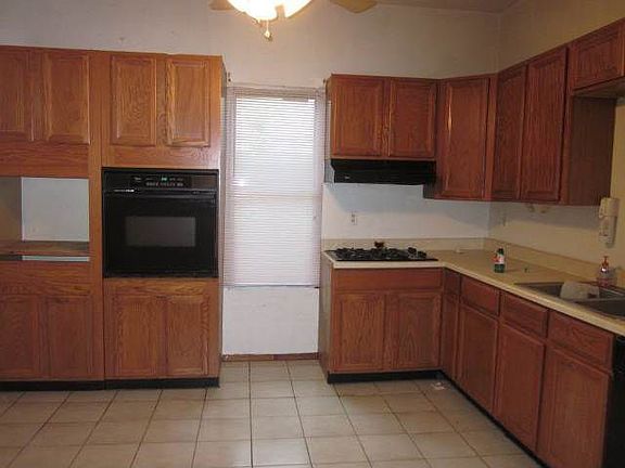 5th image of 813 Dallas St