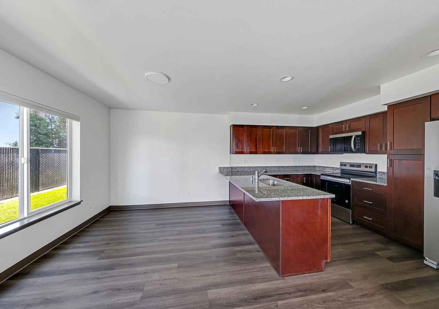 3 Bed 2.5 Bath - Pet Friendly - NAS Whidbey — Photo 3
