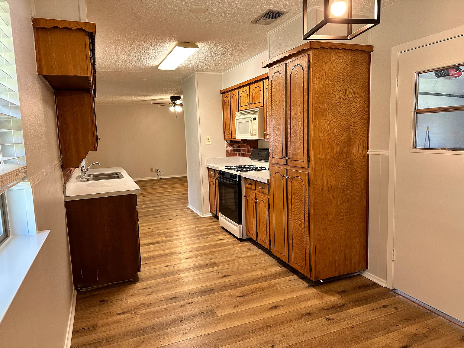 3 bed, 1.5 bath, 1713 sqft, $2,000 — Photo 4