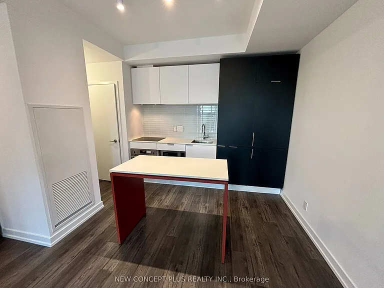 33 Helendale Ave W #811 — Photo 7