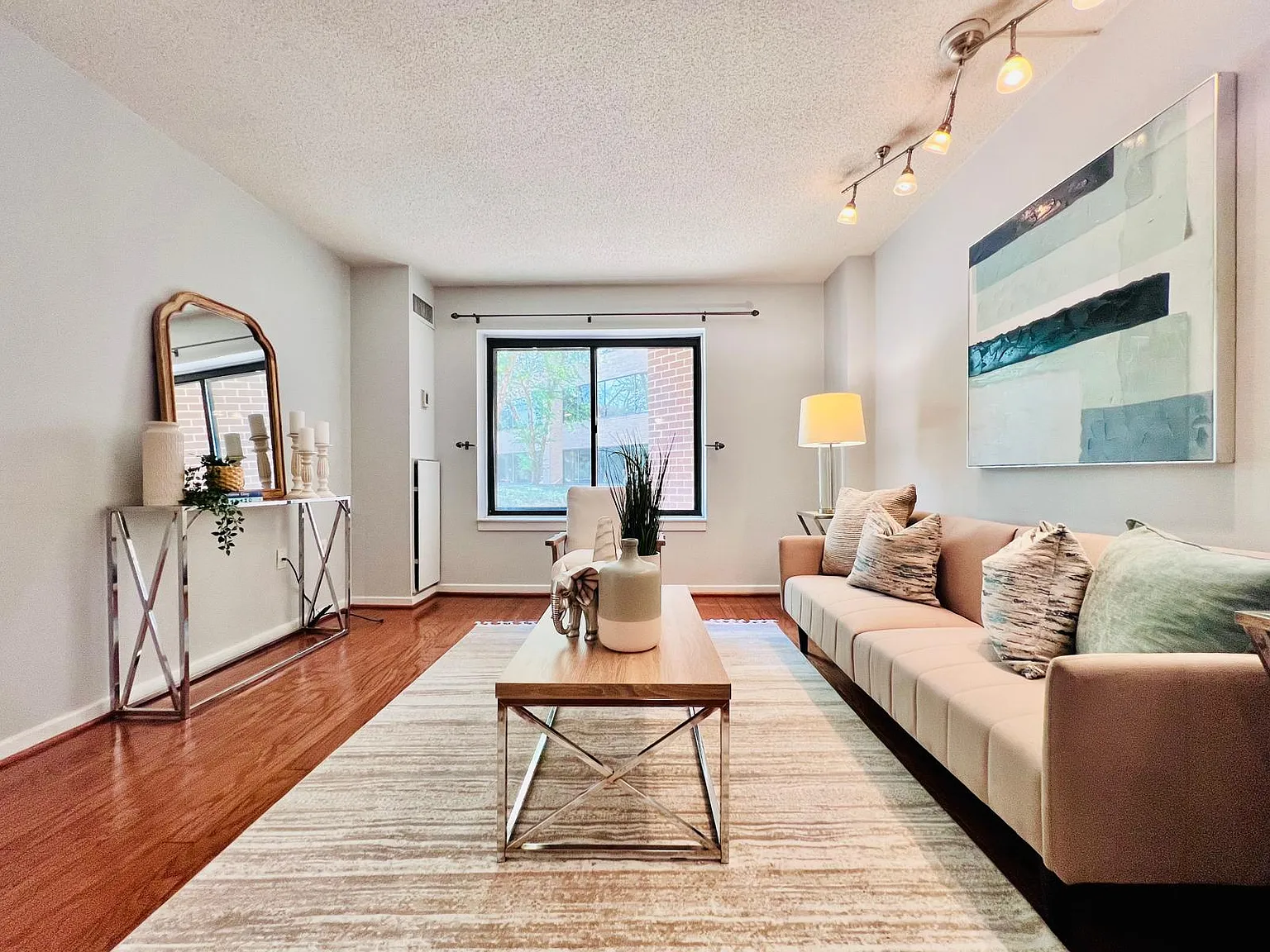 1 bed, 702 sqft, $2,400 — Photo 2