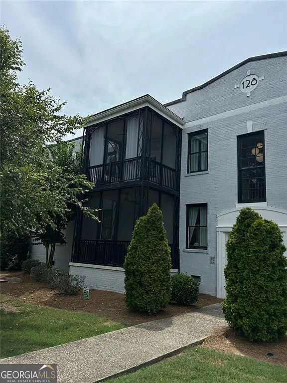 2 bed, 2.0 bath, 1357 sqft, $3,300 — Photo 2