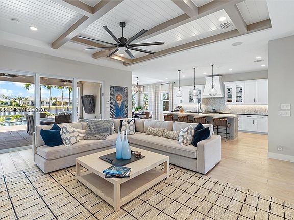 3rd image of 9369 Crestview Cir