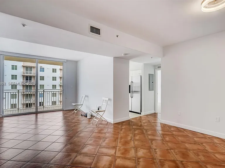 2425 SW 27th Ave #806 — Photo 8