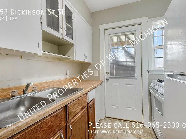 653 Dickinson St SE — Photo 3