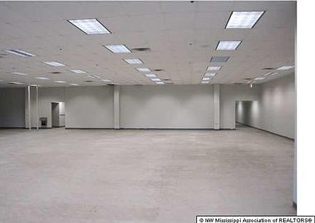 3rd image of 3653 Lamar Ave