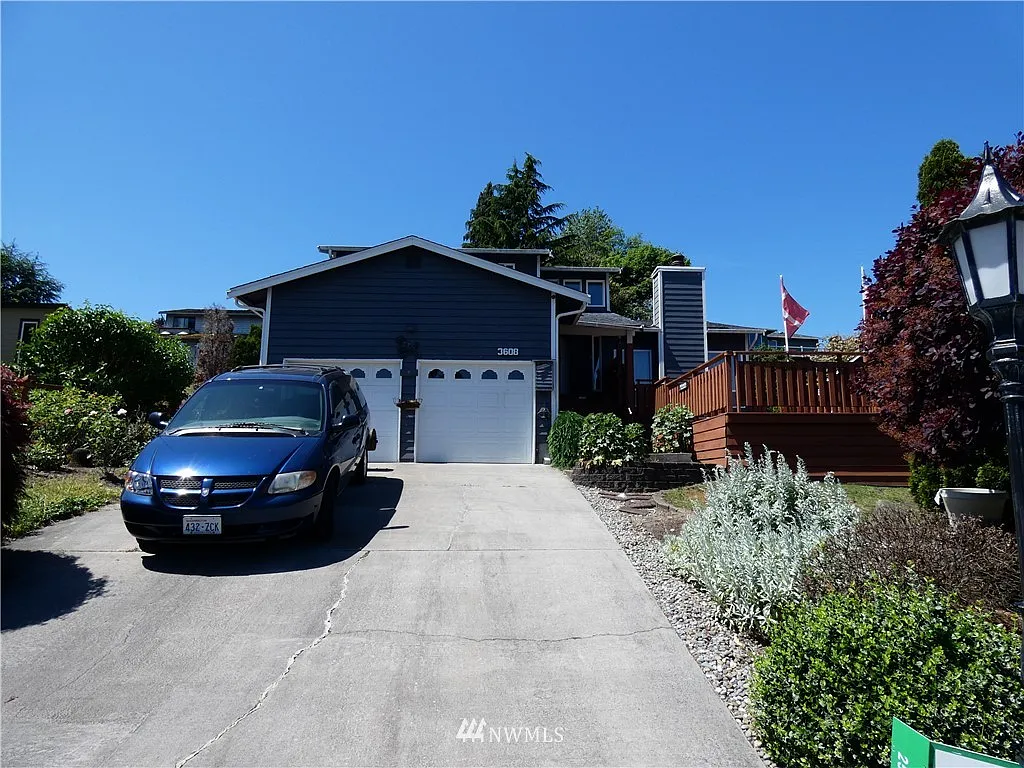 3608 Northshore Boulevard NE photo 1