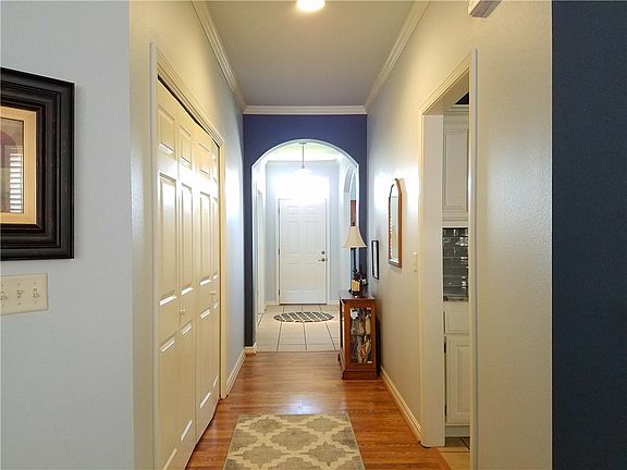 3rd image of 5 Parkridge Dr