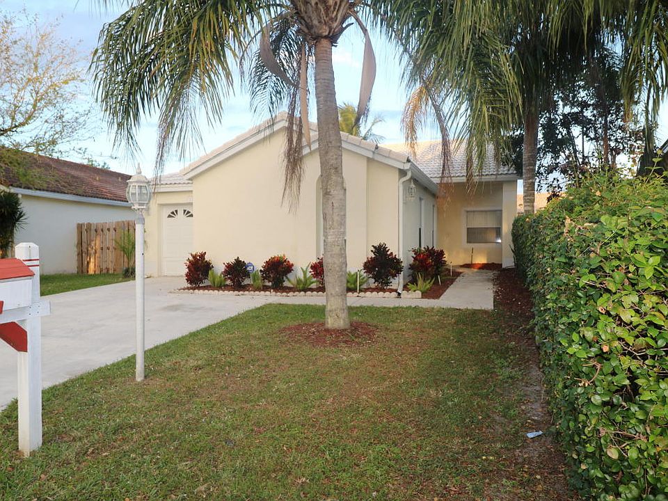 1st image of 104 Woodlake Cir