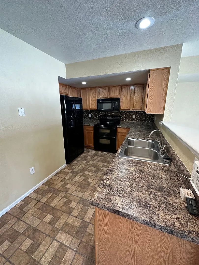 3 Bedroom, 2.5 Bathroom Southpark Twin Home With 2 Car Attached Garage — Photo 4