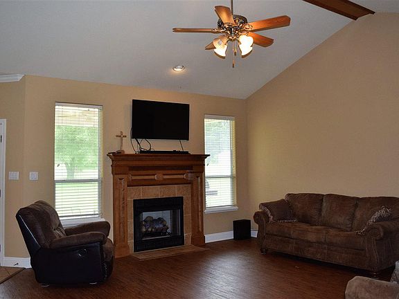 4th image of 82 Beaver Lake Dr