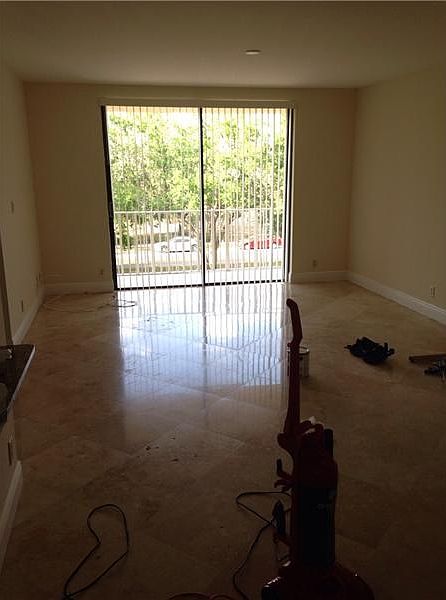 1st image of 901 Hillcrest Dr APT 303