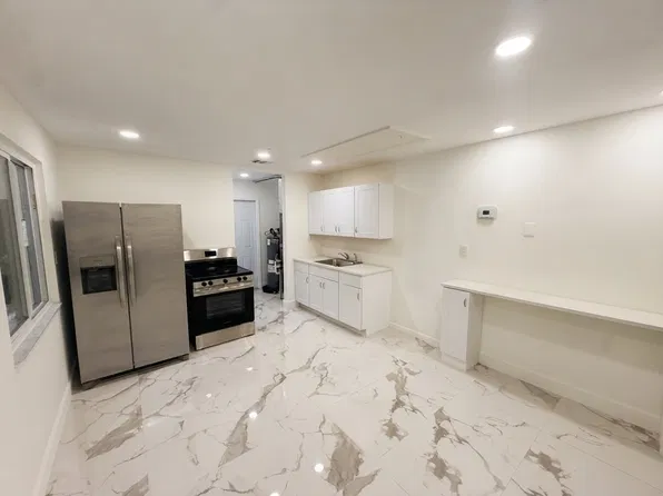 2742 Pierce St, Hollywood, FL