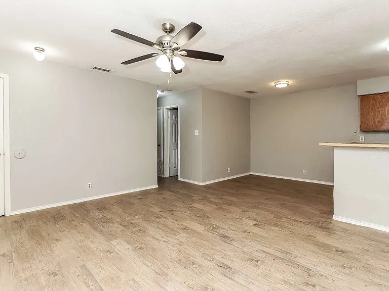 6801 Stonleigh Pl #B — Photo 4